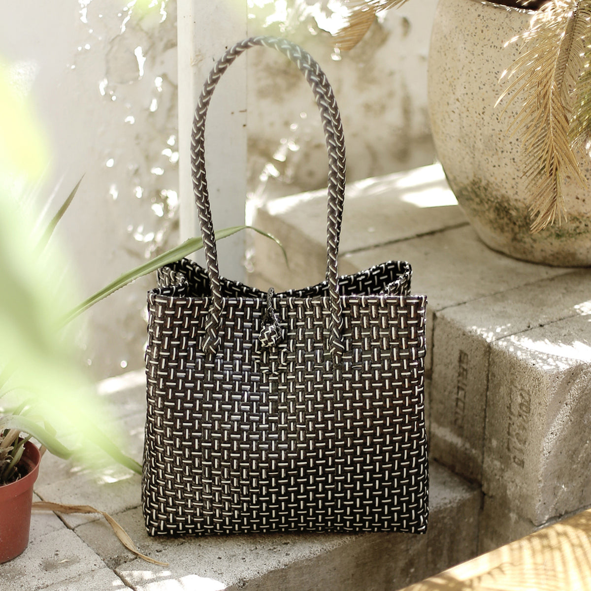 Woven on sale shopper bag