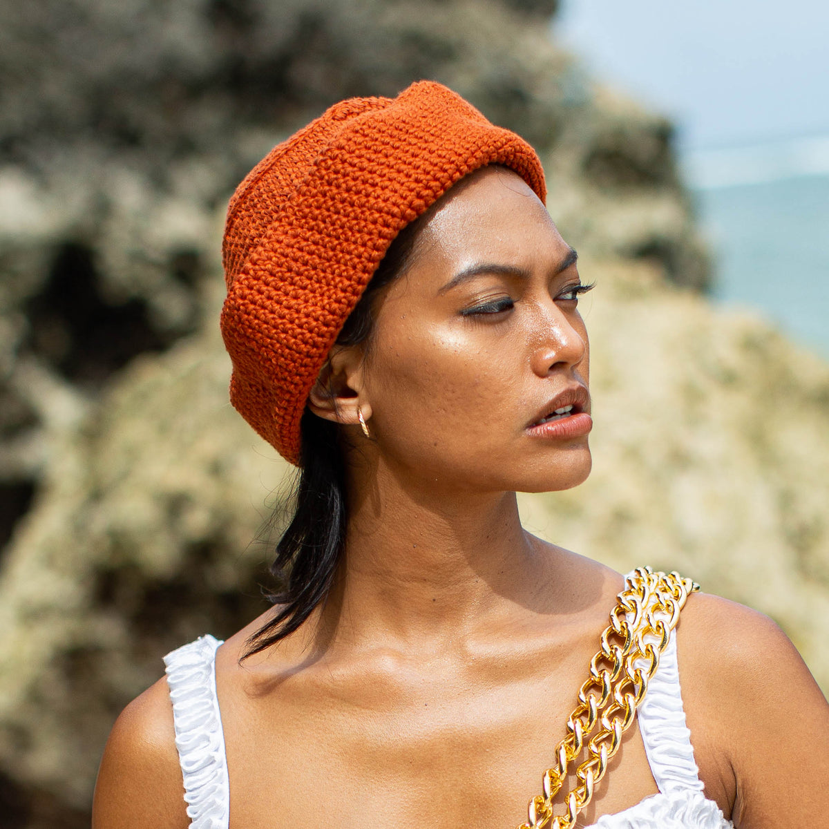 Gani Sailor Crochet hat in Roobois Tea Brown is hand-crocheted in breathable cotton yarn by our local artisans in Java island. Featuring a modern twist of the cloche hat shape, this hat has&nbsp;sturdy textures and fluid proportions.