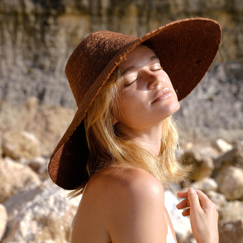 Don't be afraid of the sun. Step out in confidence with this ultra-comfortable Riri Jute woven sun hat in burnt Sienna color. Take this artisanal hat everywhere from the sunny beachside to the hot savanna of your choice and enjoy full-on protection under the sun, while still keeping in style. This sustainable resort vacation straw hat is uniquely made by artisans in Bali.