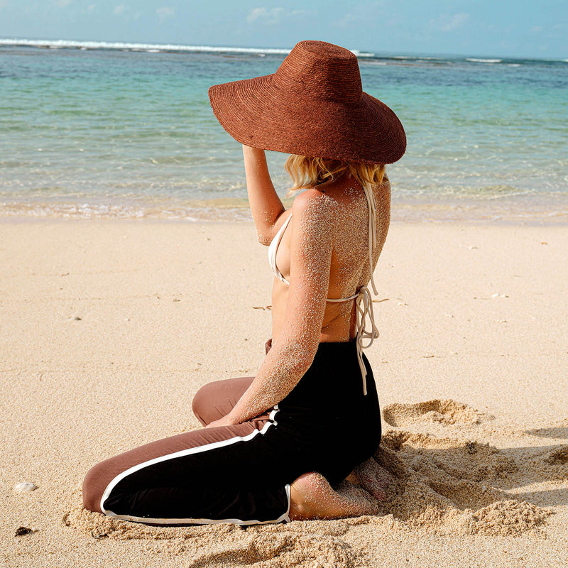 Don't be afraid of the sun. Step out in confidence with this ultra-comfortable Riri Jute woven sun hat in burnt Sienna color. Take this artisanal hat everywhere from the sunny beachside to the hot savanna of your choice and enjoy full-on protection under the sun, while still keeping in style. This sustainable resort vacation straw hat is uniquely made by artisans in Bali.