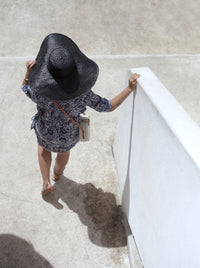 Chapeau rond large en paille à palmier Swasti, en noir