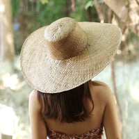 Chapeau rond large en paille à palmier Swasti, en beige beige