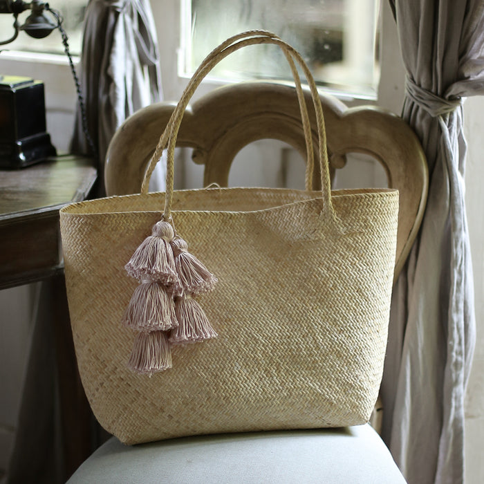 Sac fourre-tout en paille Borneo Sani - avec glands pâles blush