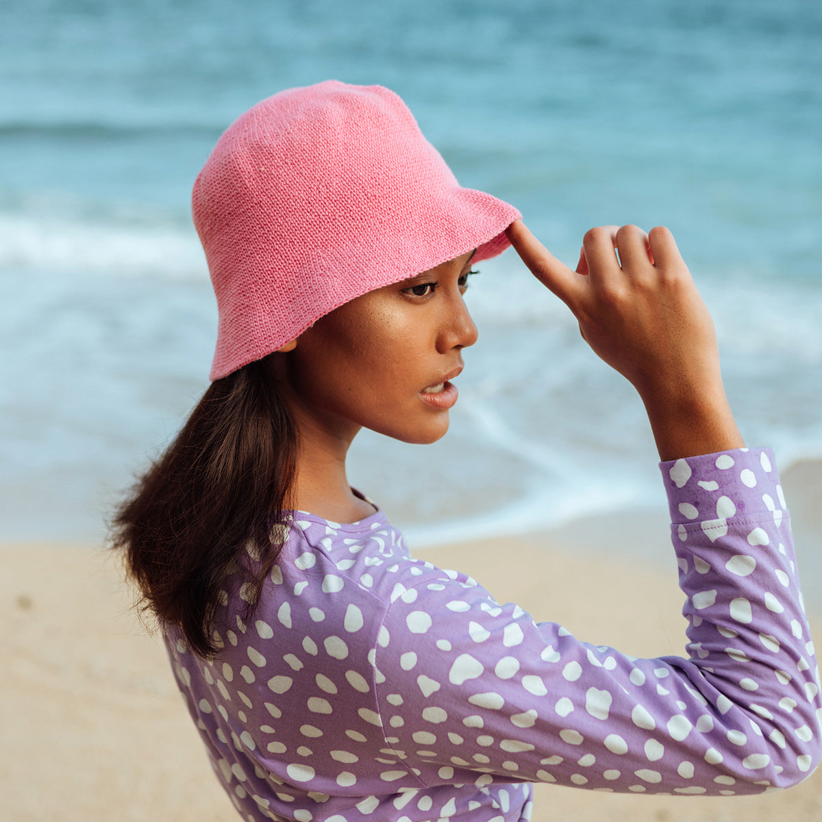 Florette Knitted Crochet Beach Beanie Hat in Pink. Soft and shapeable crochet bucket hat meticulously made by artisans in the villages of Bali. This hat feels airy for summer days and offers irreplaceable comfort at any season of the year.