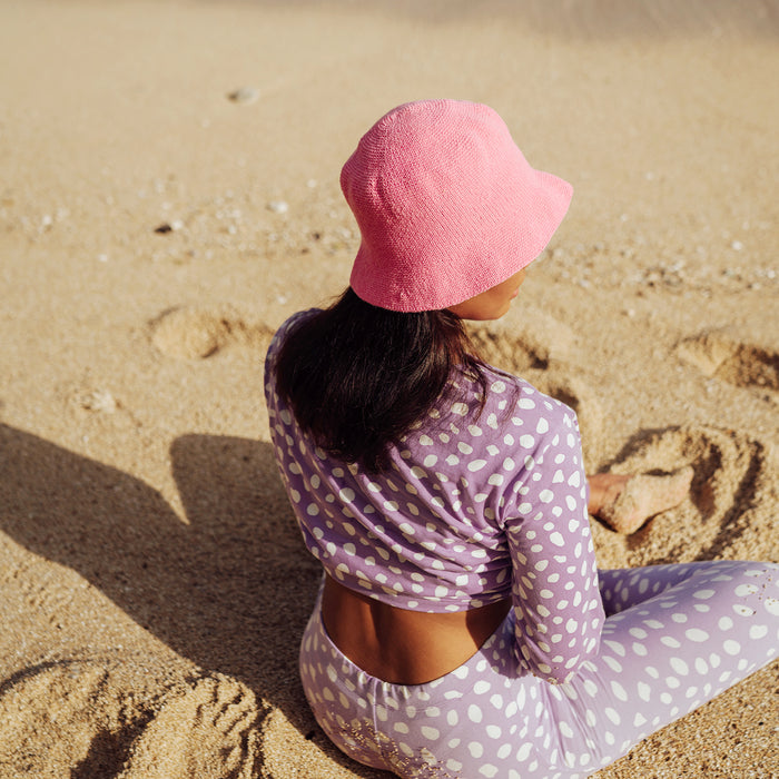 Florette Knitted Crochet Beach Beanie Hat in Pink. Soft and shapeable crochet bucket hat meticulously made by artisans in the villages of Bali. This hat feels airy for summer days and offers irreplaceable comfort at any season of the year.