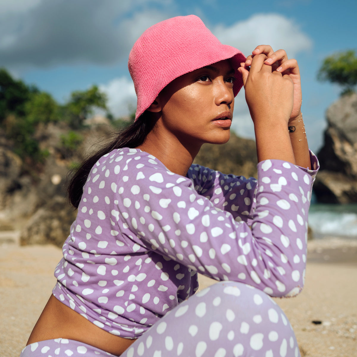 Florette Knitted Crochet Beach Beanie Hat in Pink. Soft and shapeable crochet bucket hat meticulously made by artisans in the villages of Bali. This hat feels airy for summer days and offers irreplaceable comfort at any season of the year.